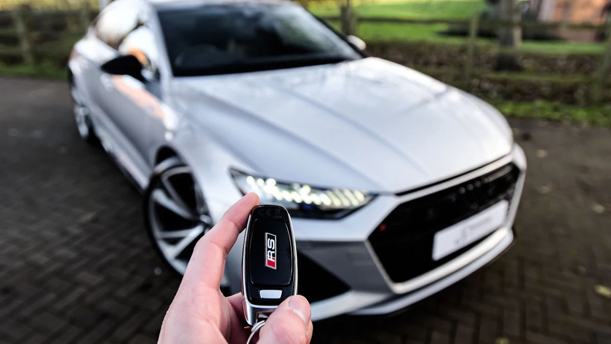 Cerrajero automotriz con una llave de carro a domicilio en El Salvador